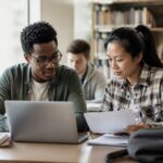 Mahasiswa belajar bersama menggunakan laptop dan bahan ajar di ruang kampus